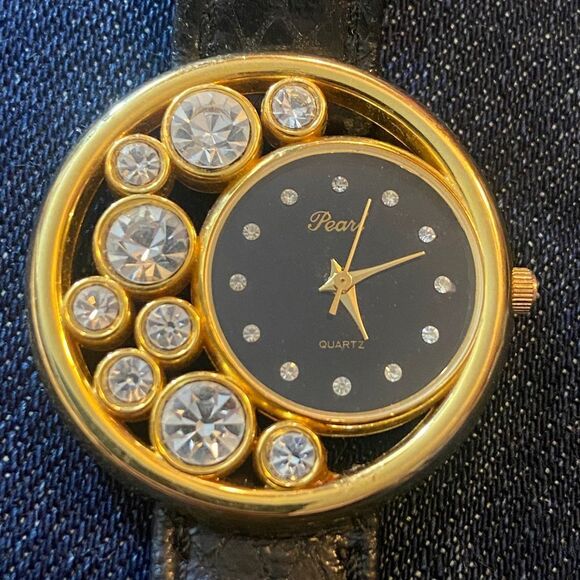 Pearl Quartz Sophisticated Women\'s Black and Gold Watch Needs Battery main image 8